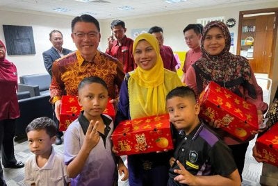 Kor Ming (tiga dari kanan) turut mengagihkan 500 kotak limau mandarin kepada warga kementerian bagi menyuntik keceriaan dan mengeratkan lagi silaturahim sesama warga kerja dalam melaksanakan amanah kepada rakyat.