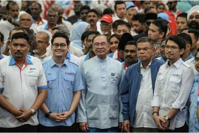 Anwar (tengah) bergambar bersama sebahagian kepimpinan dan ahli PKR pada Konvensyen PKR Kedah 2026 di sini hari ini. - Foto: Bernama