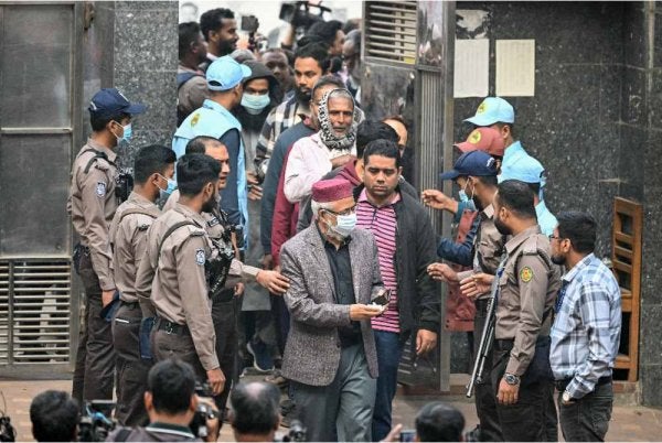 Pasukan keselamatan menjaga pusat pengundian sebelum pengundian dibuka bagi pilihan raya umum Bangladesh di Dhaka.-AFP