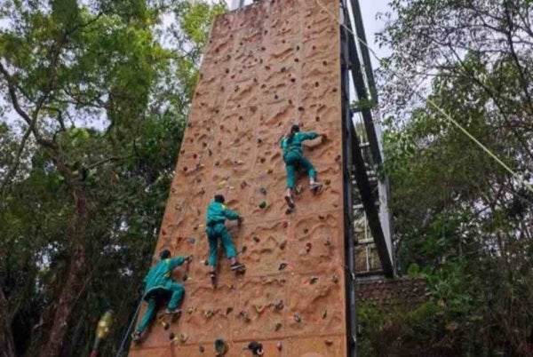Pelajar diwajibkan memanjat dinding setinggi 15 meter untuk lulus