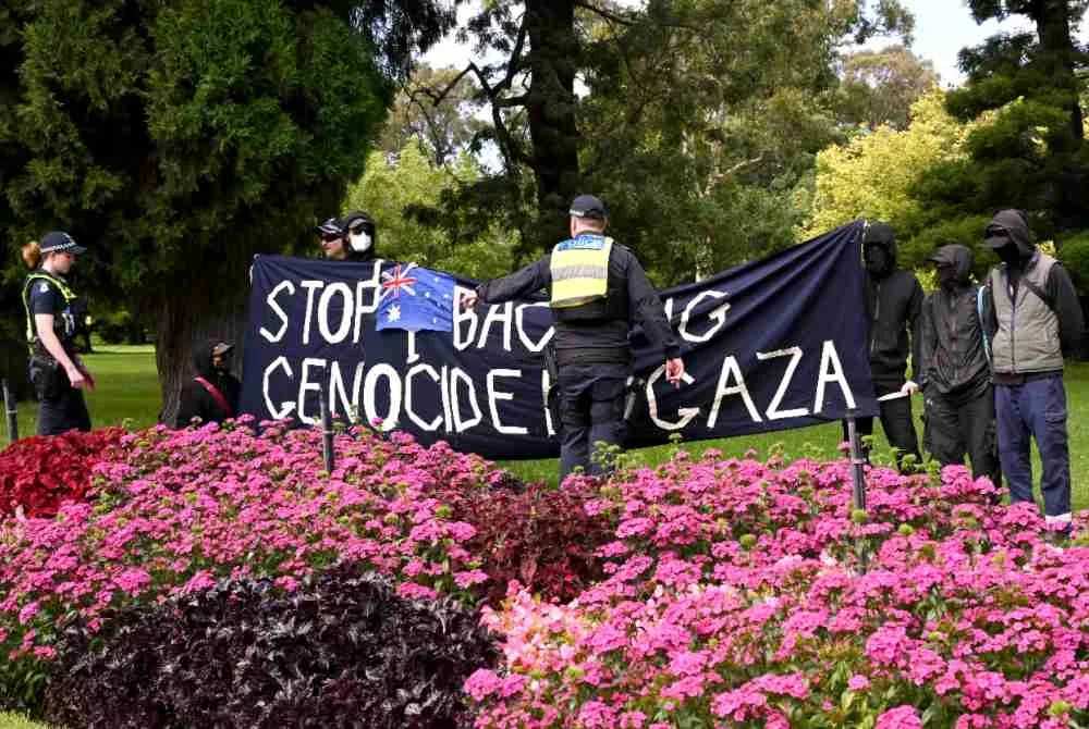 Pegawai polis mendekati penunjuk perasaan yang berhimpun di luar Government House susulan ketibaan Presiden Israel di Melbourne, dalam lawatan empat hari yang dikawal ketat.