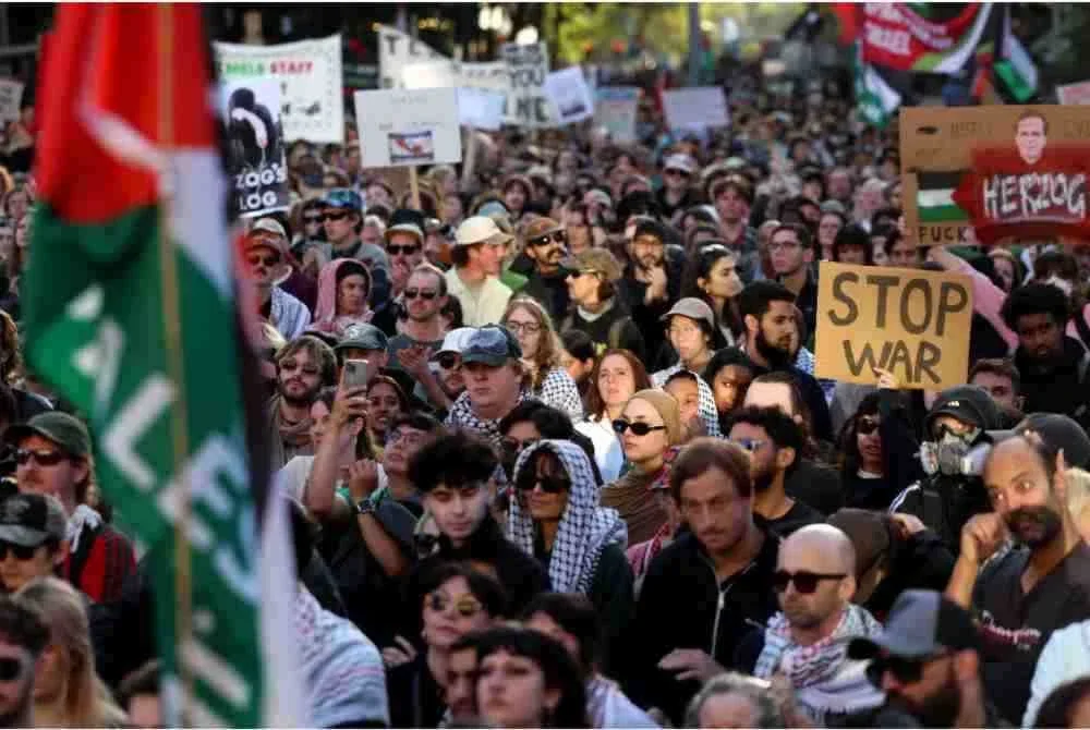 Ribuan penunjuk perasaan berhimpun di Melbourne, sebagai tanda bantahan kehadiran Presiden Israel ke Australia.