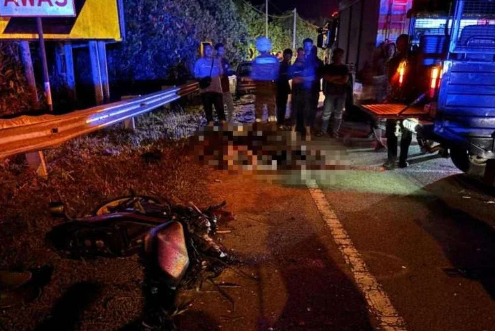 Keadaan di lokasi kemalangan maut meragut satu nyawa di Kilometer 124 J byalan Kuantan- Johor Bahru di sini pada Sabtu. Foto PDRM