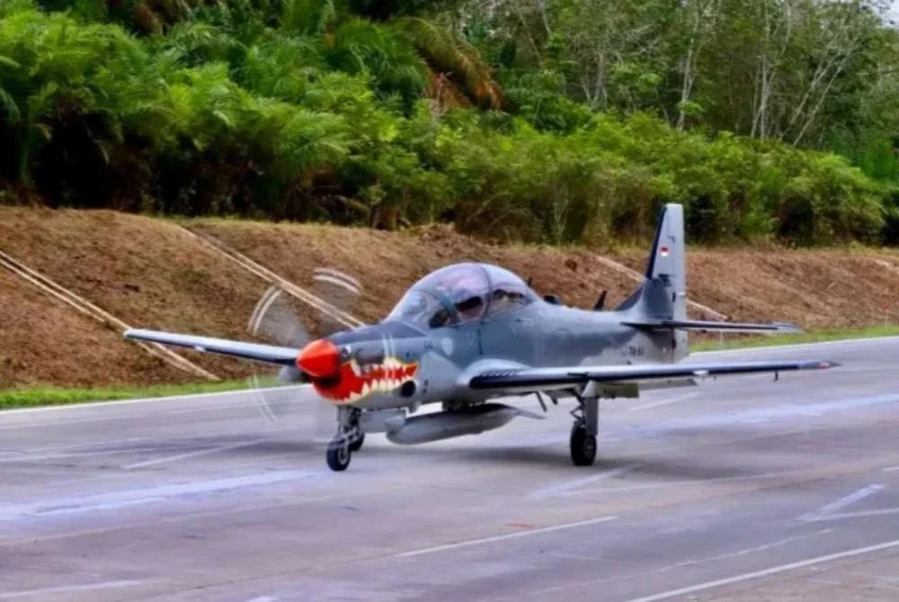 Sebuah jet pejuang EMB-314 Super Tucano milik Tentera Udara Indonesia berjaya melaksanakan ujian pendaratan dan berlepas di jajaran Lebuhraya Bertol Terpeka Simpang Pematang di Lampung. FOTO: Tentera Udara Indonesia