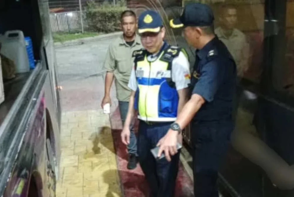 Azrin (tengah) ketika menjalankan pemeriksaan di sebuah bas ketika Operasi Khas Tahun Baharu Cina di Terminal Seksyen 17, Shah Alam pada Jumaat.