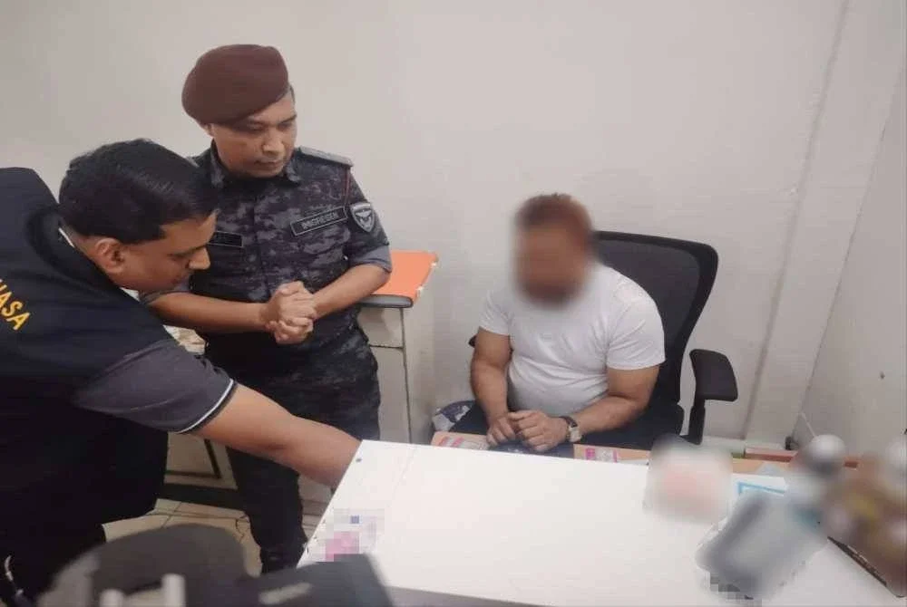 Seorang lelaki disyaki menawarkan pemeriksaan kesihatan, nasihat serta menjual ubatan haram di sebuah premis tersorok di Kuala Lumpur pada Jumaat.