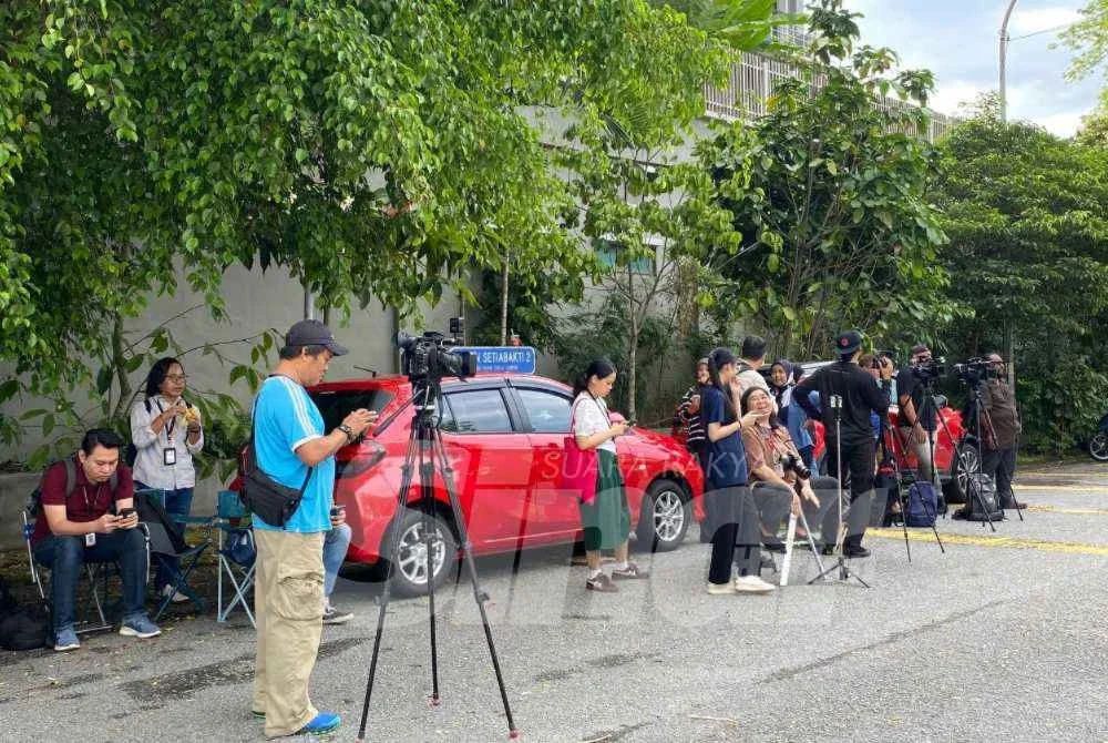 Pekarangan rumah Muhyiddin jadi tumpuan