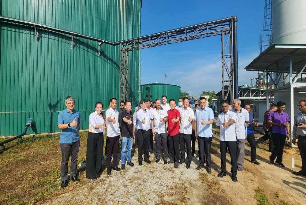 Kon Yeow (lima dari kiri) merasmikan Projek Kemudahan Biogas Berpusat Kampung Valdor pada Sabtu.
