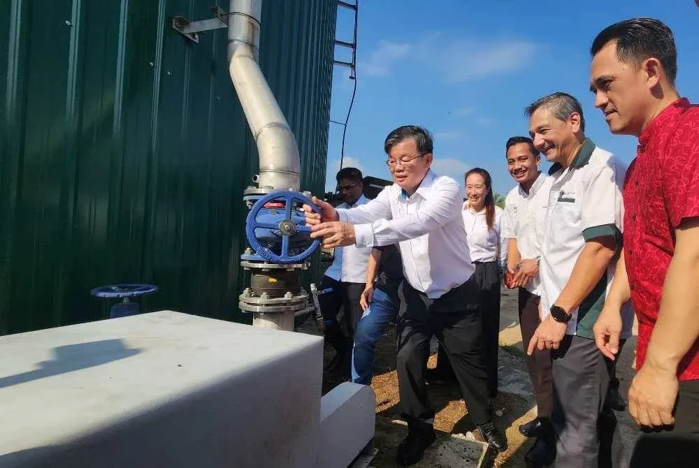 Kon Yeow sedang menguji salah satu mesin di Projek Kemudahan Biogas Berpusat Kampung Valdor.