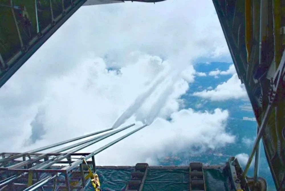 Operasi pembenihan awan dijalankan menggunakan pesawat C-130 Hercules milik TUDM yang berlepas dari Pangkalan Udara Subang.