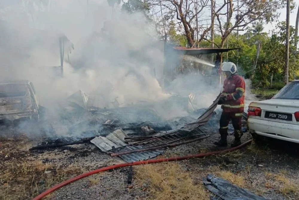 Kebakaran melibatkan satu unit rumah kelas B bersaiz 20 x 30 kaki serta empat kenderaan iaitu dua motosikal dan dua kereta. Foto: JBPM