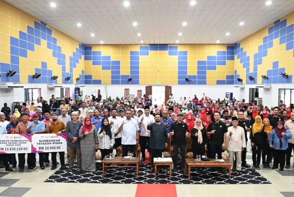 Manndzri (tengah) bergambar pada Program Pekebun Kecil Makmur peringkat RISDA Negeri Johor di Dewan Serbaguna Taman Kota Jaya, Kota Tinggi pada Sabtu.