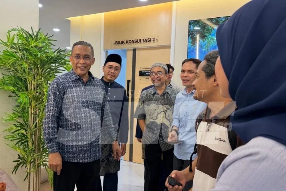 Takiyuddin (kiri) melawat ke Klinik Hayat 24 Jam Cherang pada Sabtu.