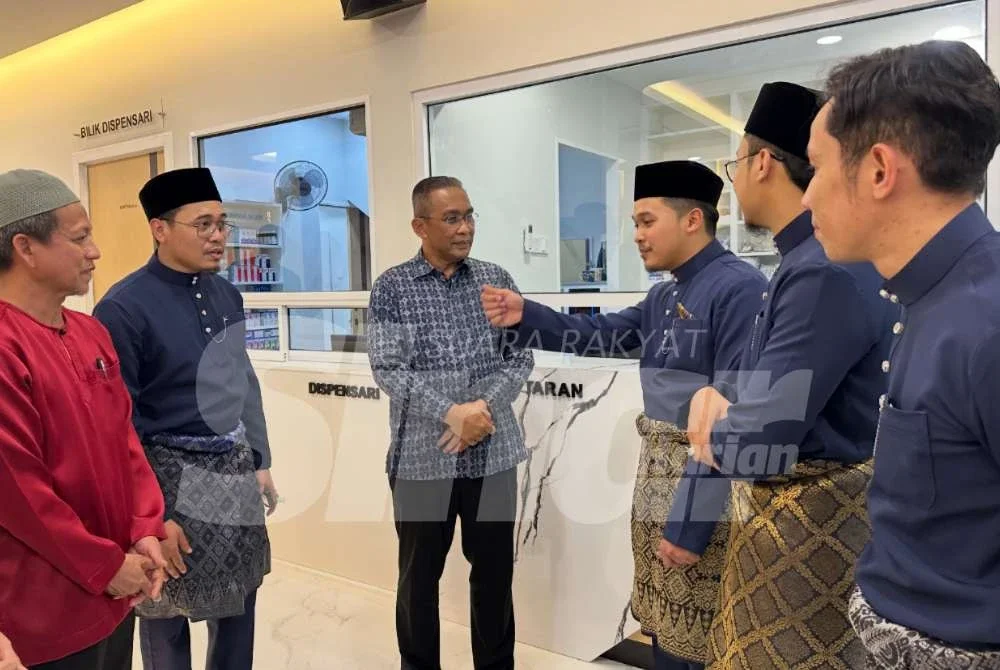 Takiyuddin (tiga dari kiri) mendengar penerangan berkaitan Klinik Hayat 24 Jam Cherang pada Sabtu. Foto: Adila Sharinni Wahid 