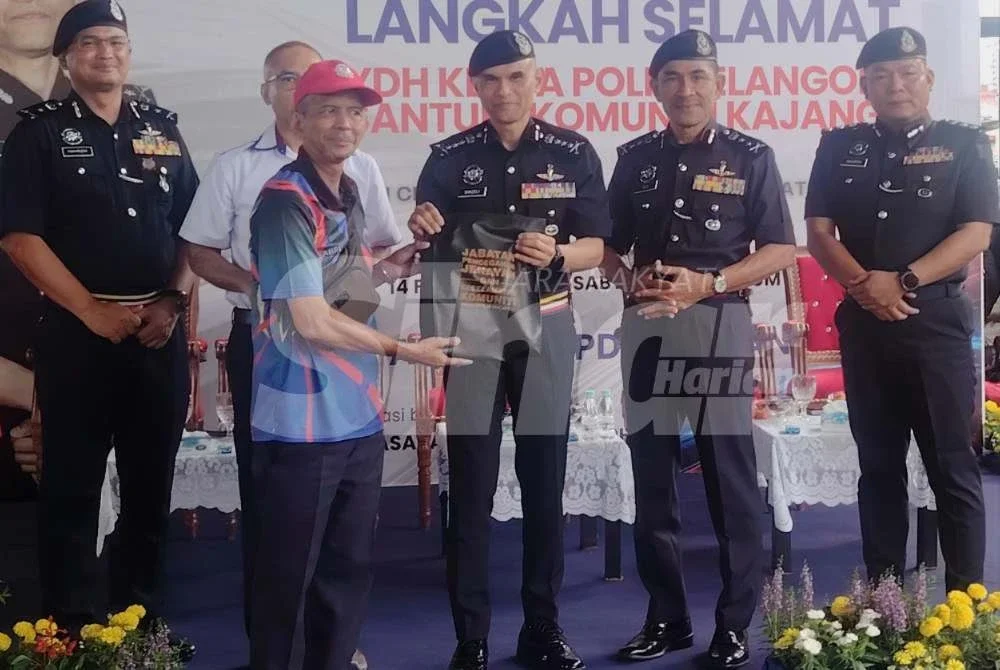 Shazeli (tiga dari kanan) memberikan cenderamata kepada wakil masyarakat sempena Program Walkabout Langkah Selamat Santuni Komuniti Kajang di MRT Stadium Kajang pada Sabtu.