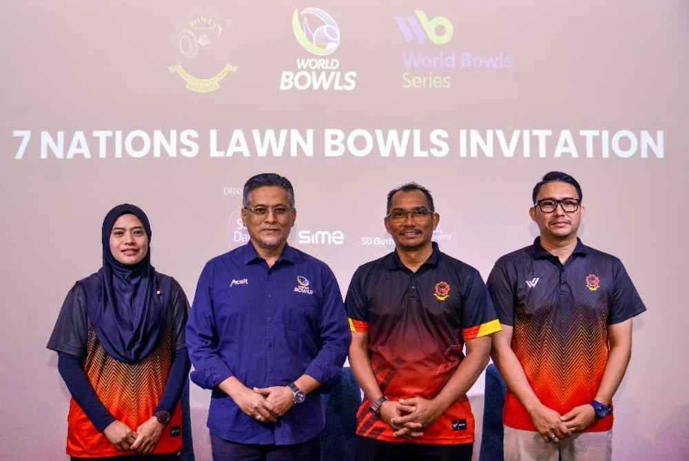 Awalan (dua dari kiri) bergambar bersama atlet sukan Lawn Bowls, Emma Firyana (kiri) dan Soufi Rusli (kanan) pada sidang media penganjuran Kejohanan 7 NationS Lawn Bowls Invitation 2026 yang akan berlangsung dari 15 hingga 18 Februari, di Stadium Juara, Kompleks Sukan Negara Bukit Kiara. Foto Bernama 