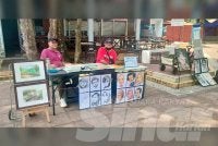 Kehadiran pelukis jalanan seperti Mazlan (kiri) dan Jefri turut menjadi tarikan pengunjung di Pantai Teluk Cempedak terutama pada hujung minggu.