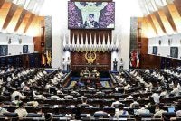 Tinjauan sebuah akhbar berbahasa Inggeris baru-baru ini mengesan siaran langsung persidangan Parlimen dalam bulan Julai dan Ogos 2025 terdapat 30,000 komentar langsung dengan 20 peratus daripada komentar itu menyerang, memberikan maklumat palsu dan berbaur perkauman.