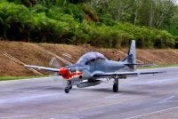 Sebuah jet pejuang EMB-314 Super Tucano milik Tentera Udara Indonesia berjaya melaksanakan ujian pendaratan dan berlepas di jajaran Lebuhraya Bertol Terpeka Simpang Pematang di Lampung. FOTO: Tentera Udara Indonesia