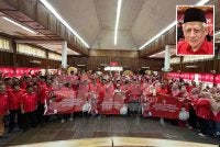Bersatu Kelantan melaungkan sokongan kepada Muhyiddin. Gambar kecil: Kamarudin