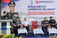 Shazeli berucap pada Program Walkabout Langkah Selamat Santuni Komuniti Kajang di MRT Stadium Kajang pada Sabtu.