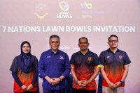 Awalan (dua dari kiri) bergambar bersama atlet sukan Lawn Bowls, Emma Firyana (kiri) dan Soufi Rusli (kanan) pada sidang media penganjuran Kejohanan 7 NationS Lawn Bowls Invitation 2026 yang akan berlangsung dari 15 hingga 18 Februari, di Stadium Juara, Kompleks Sukan Negara Bukit Kiara. Foto Bernama 