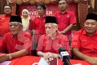 Kamarudin (duduk, tengah) ketika sidang akhbar selepas merasmikan Konvensyen Bersatu Kelantan pada Sabtu.