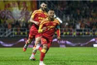 Pemain Selangor FC, Mohamad Faisal Abdul Halim (kanan) meraikan jaringan gol bersama rakan sepasukannya pada perlawanan Suku Akhir Piala Malaysia di Stadium Petaling Jaya malam ini. Foto Bernama