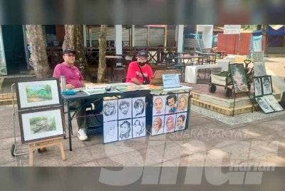 Kehadiran pelukis jalanan seperti Mazlan (kiri) dan Jefri turut menjadi tarikan pengunjung di Pantai Teluk Cempedak terutama pada hujung minggu.