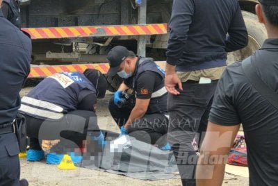 Mayat seorang wanita yang dikerat kepada beberapa bahagian dibuang di tempat pembuangan sampah di kawasan Taman Indah Permai, Sepangar pada Khamis lalu.