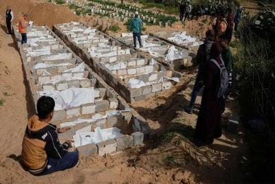 Jenazah rakyat Palestin yang tidak dikenali, dipulangkan oleh Israel sebagai sebahagian daripada perjanjian gencatan senjata, dikebumikan di Deir al-Balah, Semenanjung Gaza. - Foto AP
