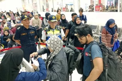 Azrin (tengah) meninjau pelaksanaan Operasi Khas Tahun Baharu Cina di Terminal Seksyen 17 pada Jumaat.