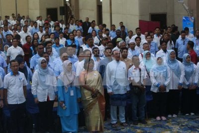 Anwar (depan, tengah) merasmikan Konvensyen Keadilan Kedah di Alor Setar pada Jumaat.