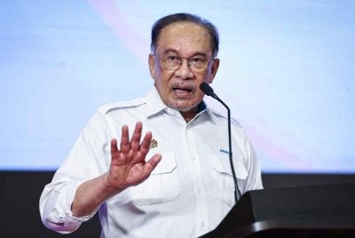 Anwar ketika berucap dalam program DKKN dan SIKR di Dewan Seri Perdana, ILKKM Sultan Azlan Shah, Ipoh pada Sabtu. 