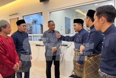 Takiyuddin (tiga dari kiri) mendengar penerangan berkaitan Klinik Hayat 24 Jam Cherang pada Sabtu. Foto: Adila Sharinni Wahid 