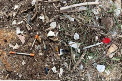 Jarum dipercayai digunakan penghisap dadah yang ditemui di pantai belakang UMT menimbulkan risiko kecederaan dan kebimbangan dalam kalangan pengunjung.