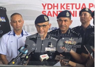 Shazeli (dua dari kiri) ketika sidang akhbar selepas Program Walkabout Langkah Selamat Santuni Komuniti Kajang di MRT Stadium Kajang pada Sabtu.