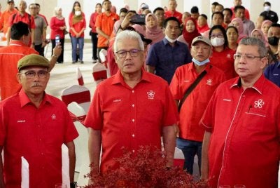 Hamzah Zainuddin diiringi Ronald Kiandee (kiri) ketika mengadakan pertemuan dengan Bersatu Sabah baru-baru ini.