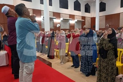 Bakal jemaah haji diajar teknik senaman.