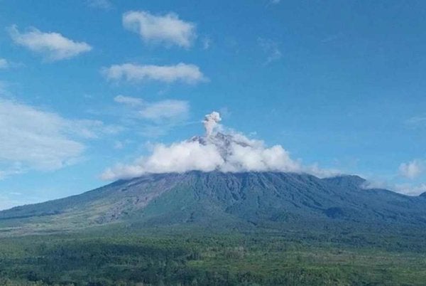 Gunung Semeru di Jawa Timur, Indonesia meletus sebanyak lima kali pada Jumaat, sehingga mencetuskan aliran piroklas sejauh 3,000 meter - Foto Antara