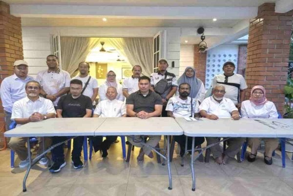 Muhamad Muqharabbin (duduk, tengah) bersama barisan pimpinan bahagian Lembah Pantai.