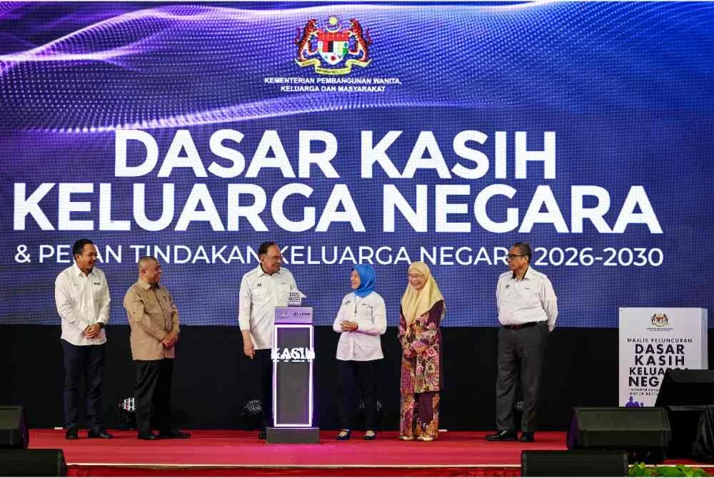 Anwar (tiga kiri) dan Nancy (tiga kanan) semasa Majlis Peluncuran DKKN dan SIKR di Dewan Seri Perdana, ILKKM Sultan Azlan Shah, pada Sabtu. Foto: Bernama