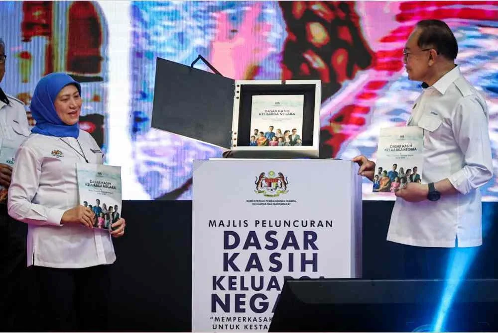 Anwar (kanan) dan Nancy (kiri) semasa Peluncuran DKKN dan SIKR di Dewan Seri Perdana, ILKKM Sultan Azlan Shah pada Sabtu. Foto: Bernama