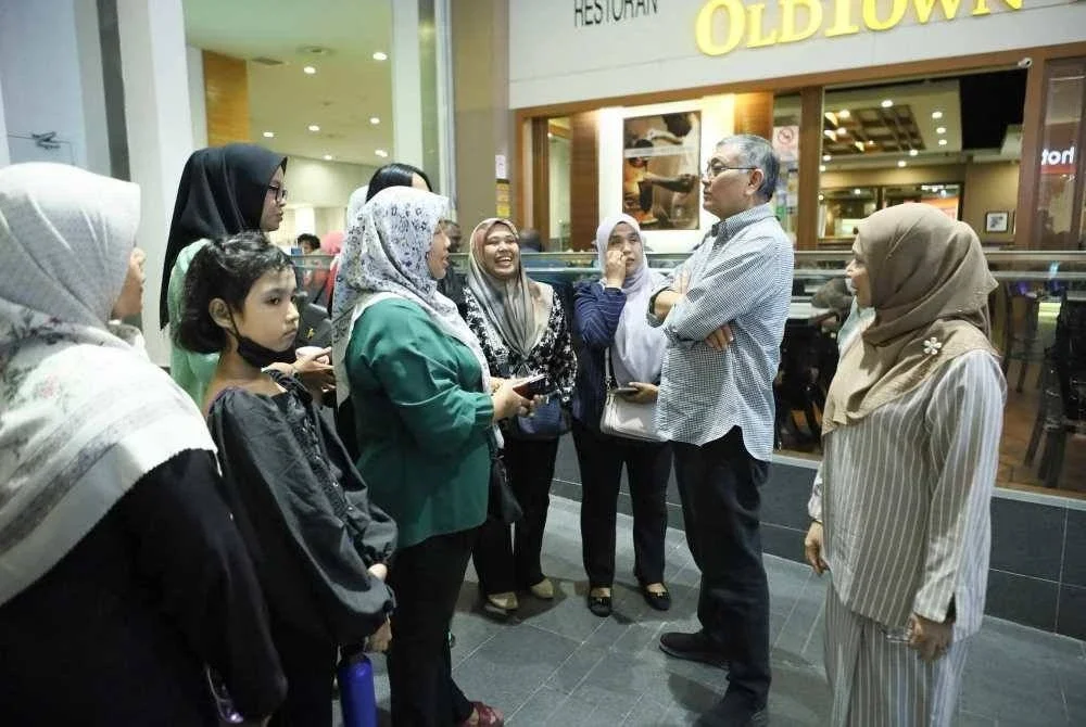 Shamsul Anuar Nasarah (kanan) turut menunggu kepulangan Norida yang selamat tiba di Malaysia. Foto: Facebook Shamsul Anuar Nasarah