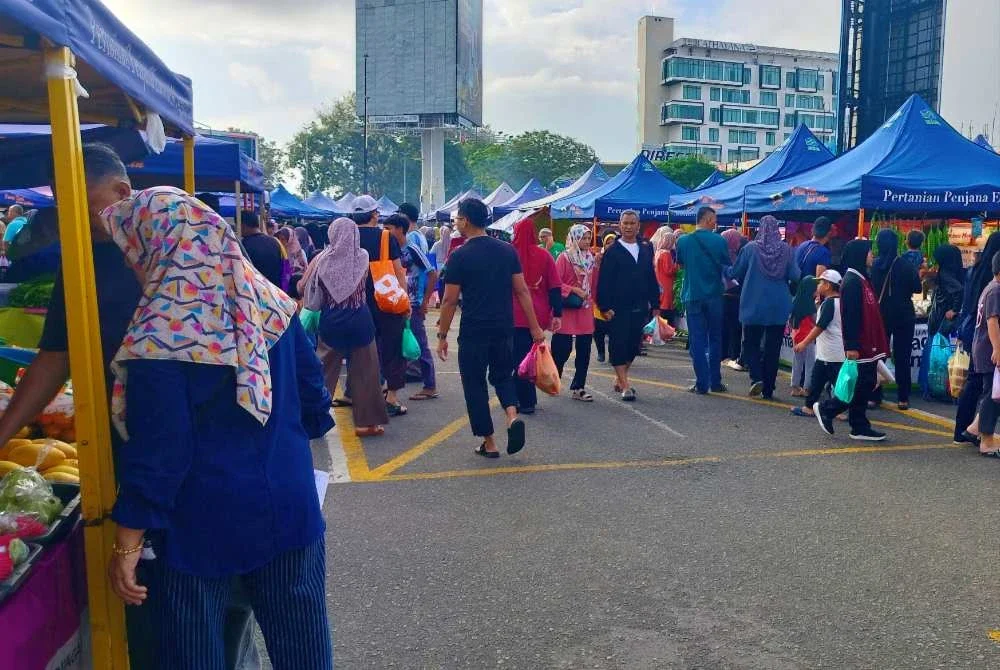 Orang ramai berkunjung ke Pasar Tani UTC Kuantan untuk berbelanja sempena Ramadan.