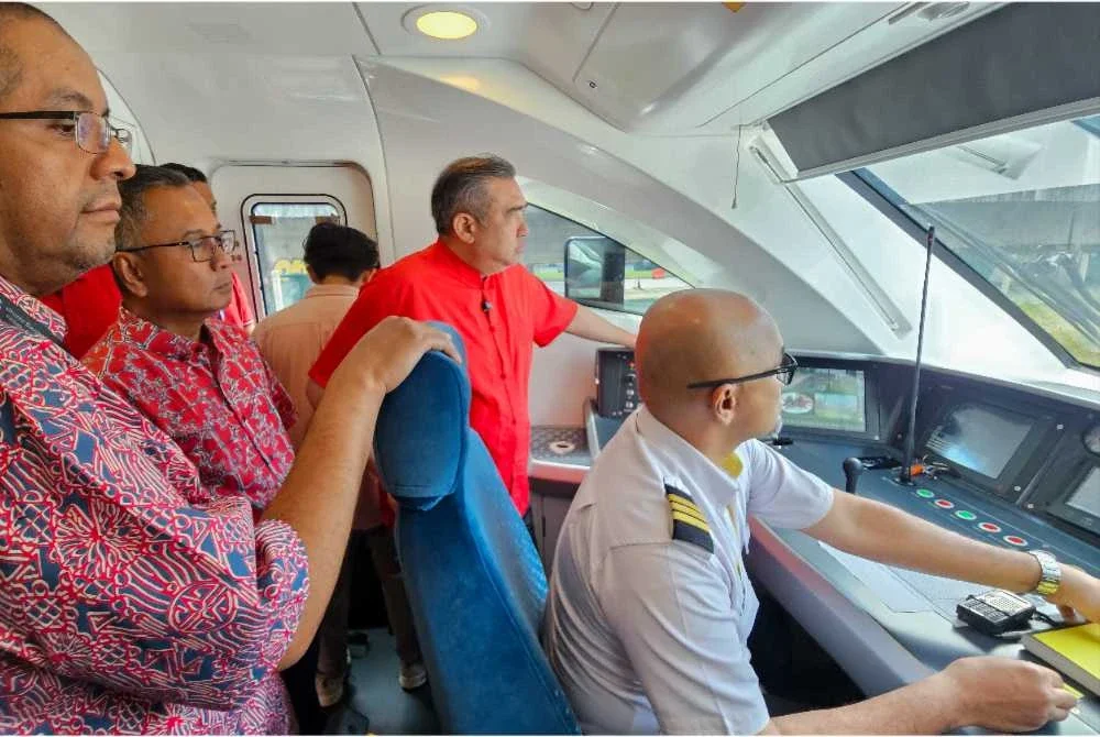 Anthony bersama Azhar (kiri) turut meninjau ruangan kokpit ETS.