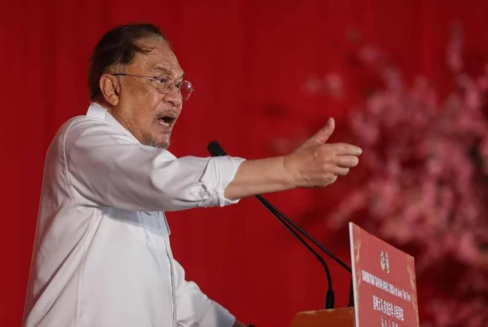 Perdana Menteri Datuk Seri Anwar Ibrahim berucap ketika hadir pada Sambutan Tahun Baharu Cina Bersama Warga Tambun di Dewan Sekolah Jenis Kebangsaan Cina (SJKC) Chong Hwa Kanthan pada Ahad.