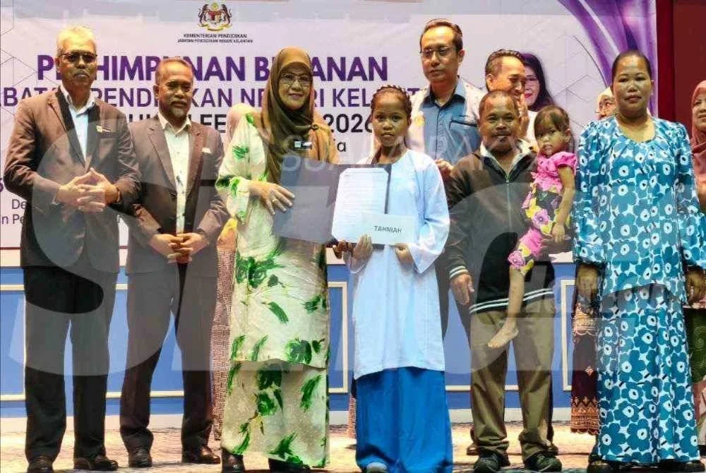 Nor Cristina dan ahli keluarganya pada Majlis Penyerahan Surat Tawaran SBP Kepada Murid Orang Asli yang disampaikan oleh Siti Norina di Dewan Seri Tunjong, JPN Kelantan, Kota Bharu pada Ahad. 