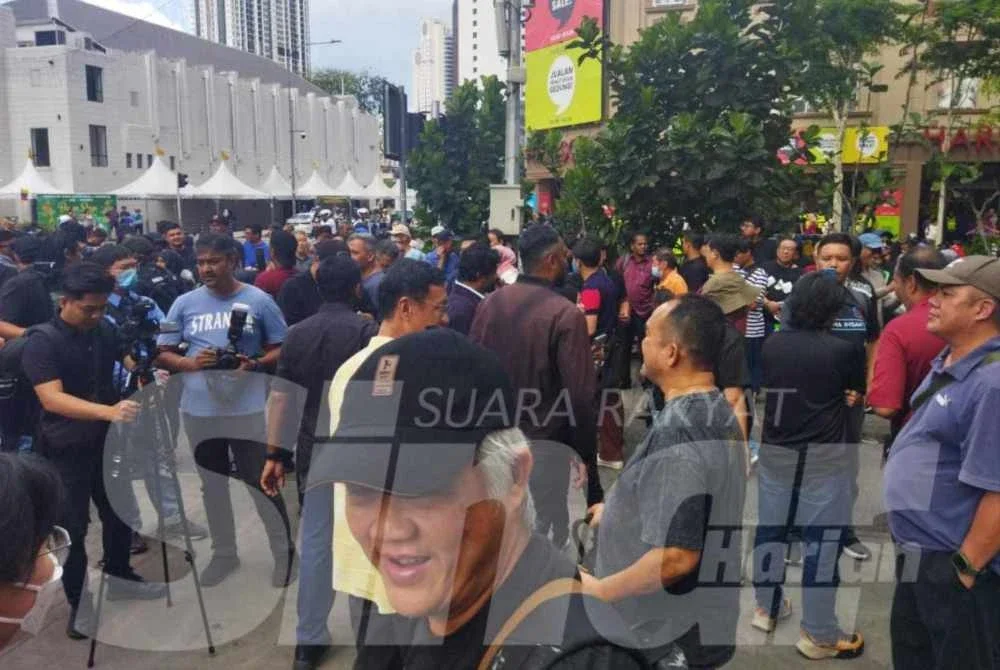 Orang ramai dilaporkan mula memenuhi jalan sekitar Kompleks Sogo di ibu negara bagi menyertai Himpunan #TangkapAzamBaki yang dijadualkan berlangsung petang ini.