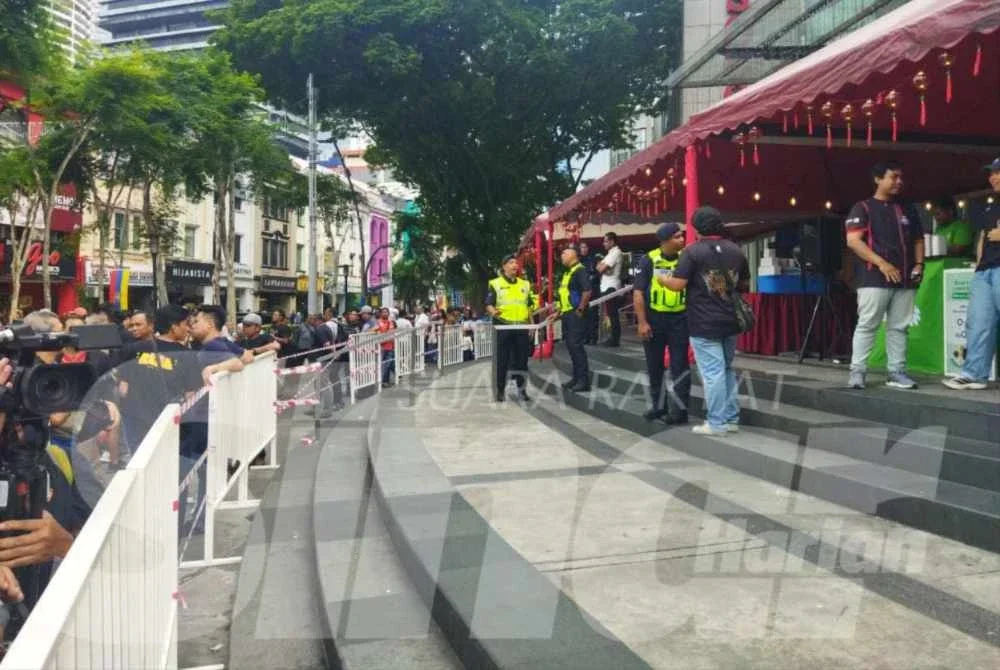 Pihak polis turut berada di sekitar kawasan Sogo bagi memantau keadaan dan memastikan situasi kekal terkawal.